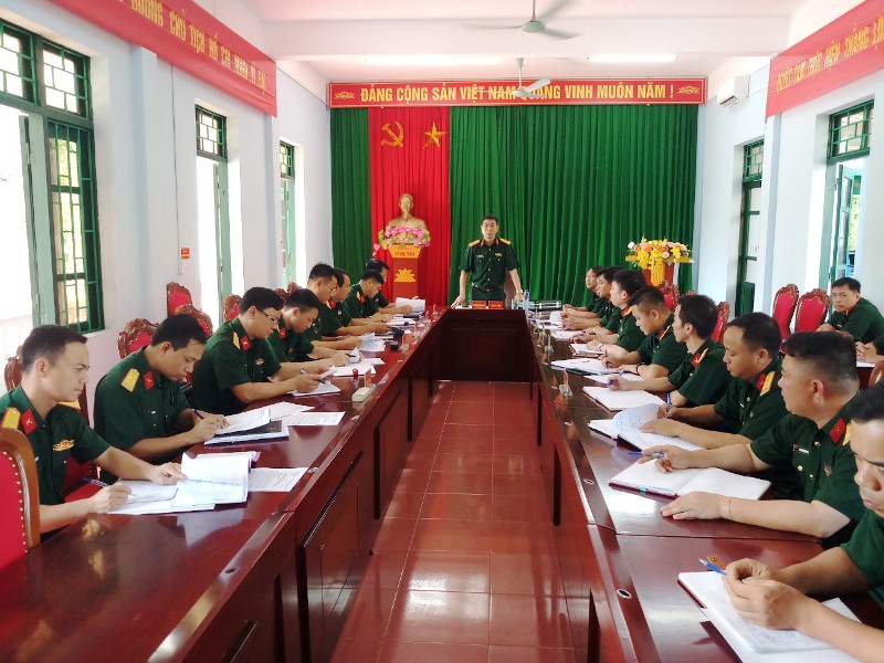 Đồng chí Đại tá Nguyễn Hoài Nam Chính uỷ Bộ Chỉ huy Quân sự tỉnh Hà Giang làm việc tại Ban CHQS huyện Quang Bình.