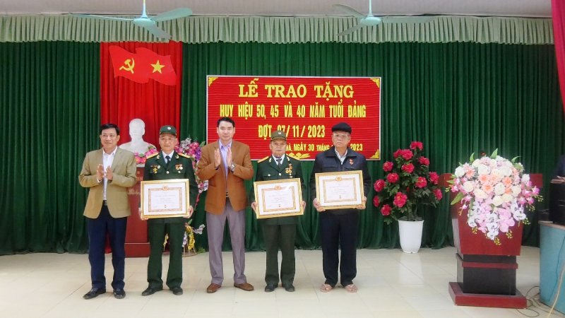 Lễ trao Huy hiệu 50, 45, 40 tuổi Đảng tại xã Yên Hà