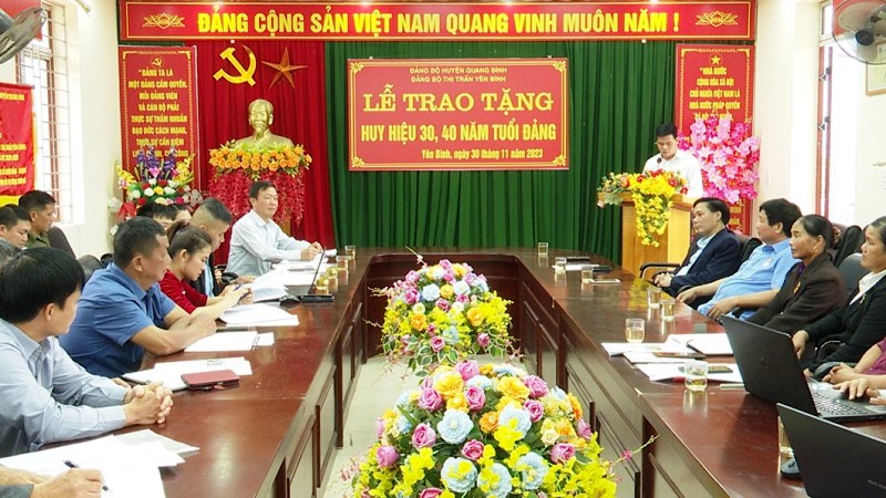 Đảng uỷ thị trấn Yên Bình tổ chức Lễ trao tặng Huy hiệu 40, 30 năm tuổi Đảng