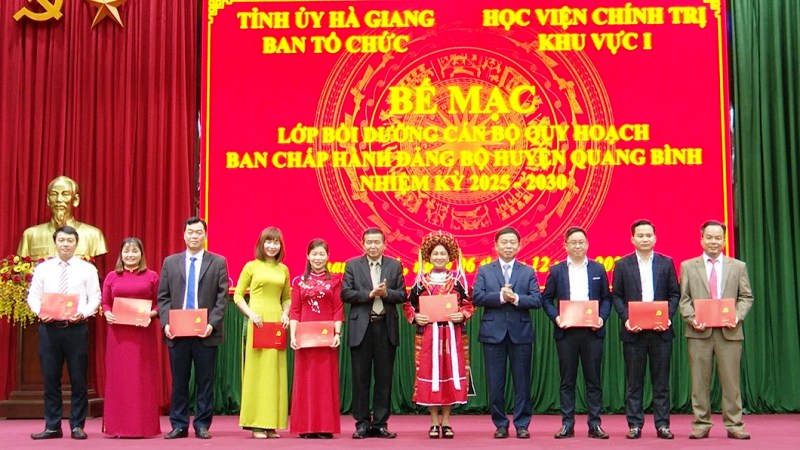 Bế mạc lớp bồi dưỡng cán bộ quy hoạch BCH huyện Quang Bình 2025 -2030
