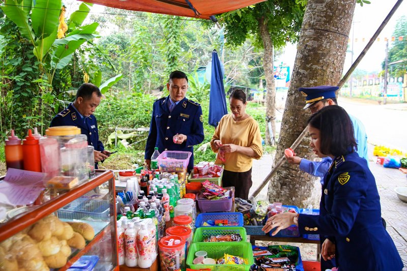 Đội Quản lý thị trường số 3 huyện Quang Bình kiểm tra các cơ sở bán hàng ở chợ và cổng trường học