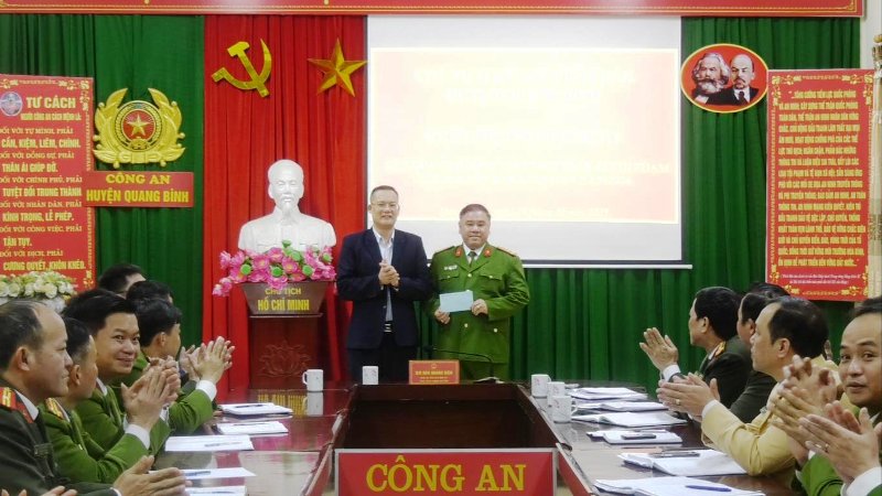 Chủ tịch UBND huyện động viên, khen thưởng Công an huyện Quang Bình