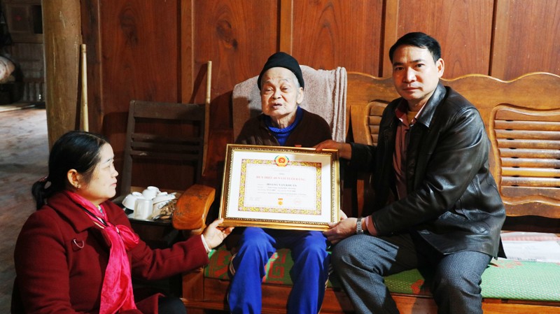 Đảng uỷ xã Xuân Giang tổ chức Lễ trao tặng Huy hiệu 60 năm tuổi Đảng