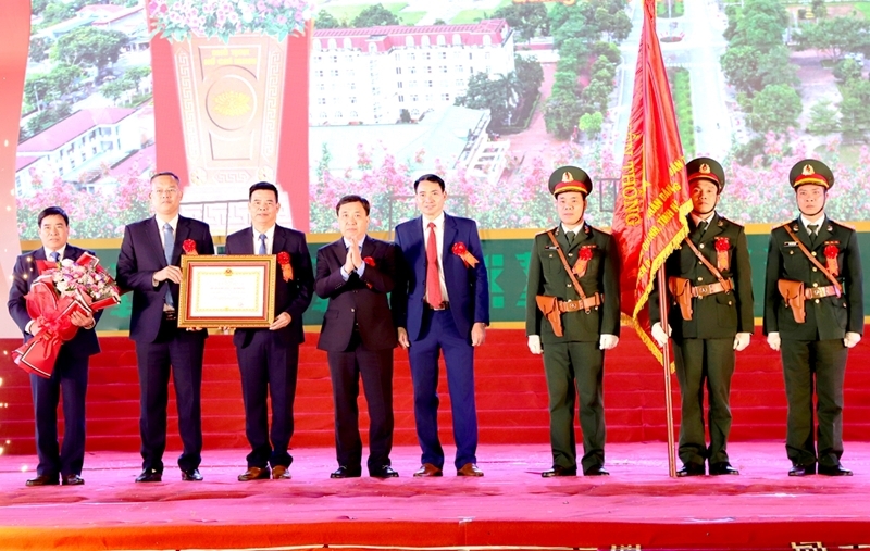 Quang Bình đón nhận Huân chương Lao động hạng Nhì