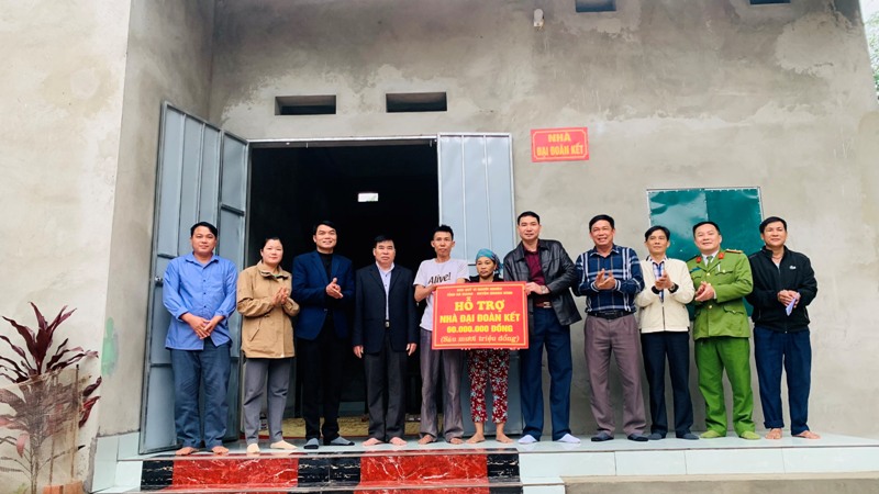 Uỷ ban Mặt trận Tổ quốc huyện Quang Bình trao “Nhà đại đoàn kết” cho hộ nghèo khó khăn về nhà ở tại xã Tiên Yên và Bằng Lang