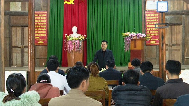 Bí thư Huyện uỷ làm việc với BTV Đảng uỷ xã và BQL Thôn Khun, xã Bằng Lang