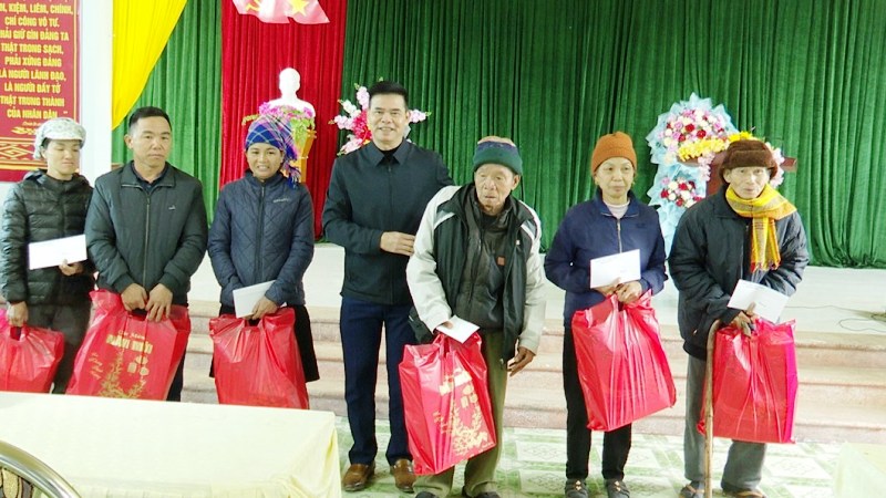 Bí thư Huyện ủy Quang Bình tặng quà cho các đối tượng chính sách nhân dịp Tết Nguyên đán Giáp Thìn năm 2024