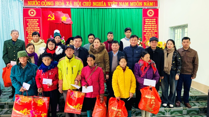 Lãnh đạo Ngân hàng Nhà nước Chi nhánh tỉnh Hà Giang tặng quà Tết tại xã Bản Rịa