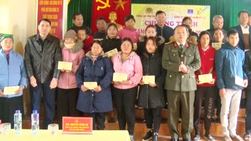 Giám đốc Công an tỉnh Phan Huy Ngọc tặng quà Tết tại huyện Quang Bình