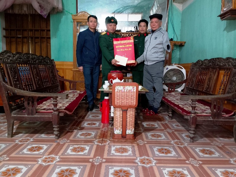 Ban Chỉ huy Quân sự huyện Quang Bình chúc Tết các gia đình chính sách trên địa bàn huyện