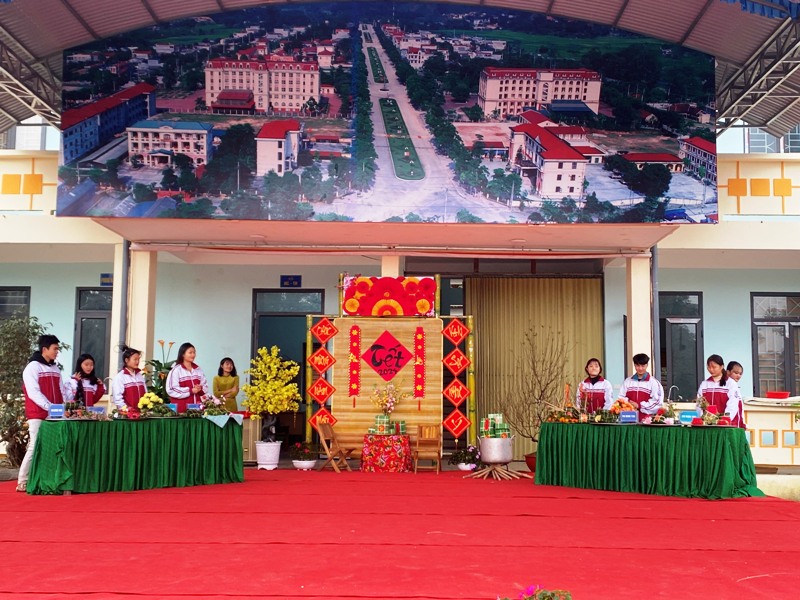 Trung Tâm Giáo dục nghề nghiệp - Giáo dục thường xuyên huyện Quang Bình tổ chức hoạt động trải nghiệm gói bánh Chưng ngày Tết
