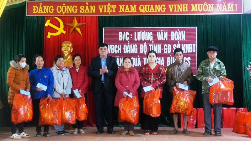 Lãnh đạo Sở Kế hoạch – Đầu tư tặng quà Tết cho các gia đình khó khăn xã Tân Trịnh