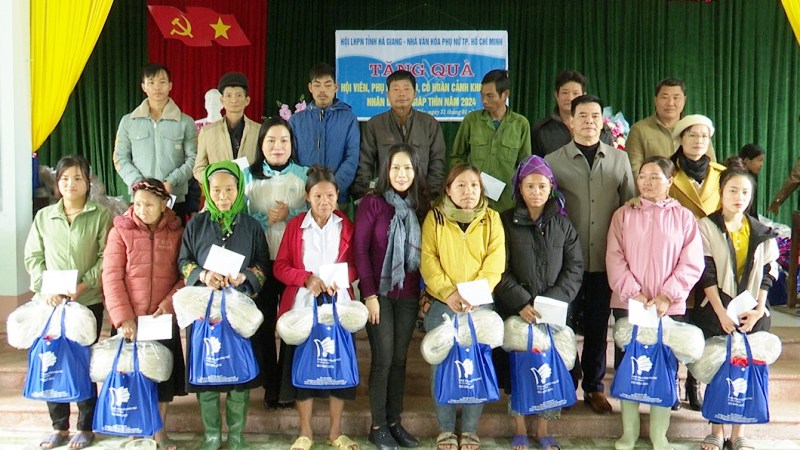 Lãnh đạo Hội Liên hiệp Phụ nữ tỉnh Hà Giang tặng quà nhân dịp Tết Giáp Thìn 2024 tại xã Tân Bắc