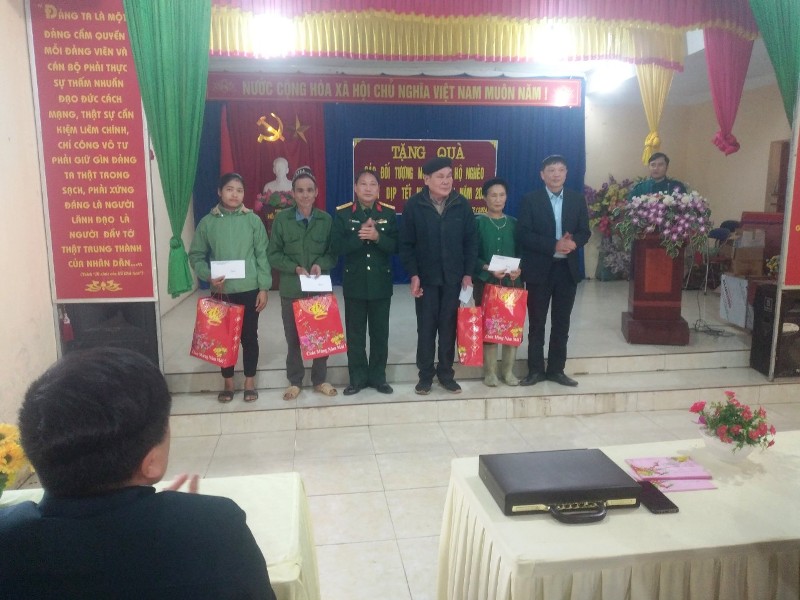 Chỉ huy Trưởng Ban CHQS huyện Quang Bình thăm, tặng quà các gia đình có hoàn cảnh khó khăn tại xã Tiên Yên