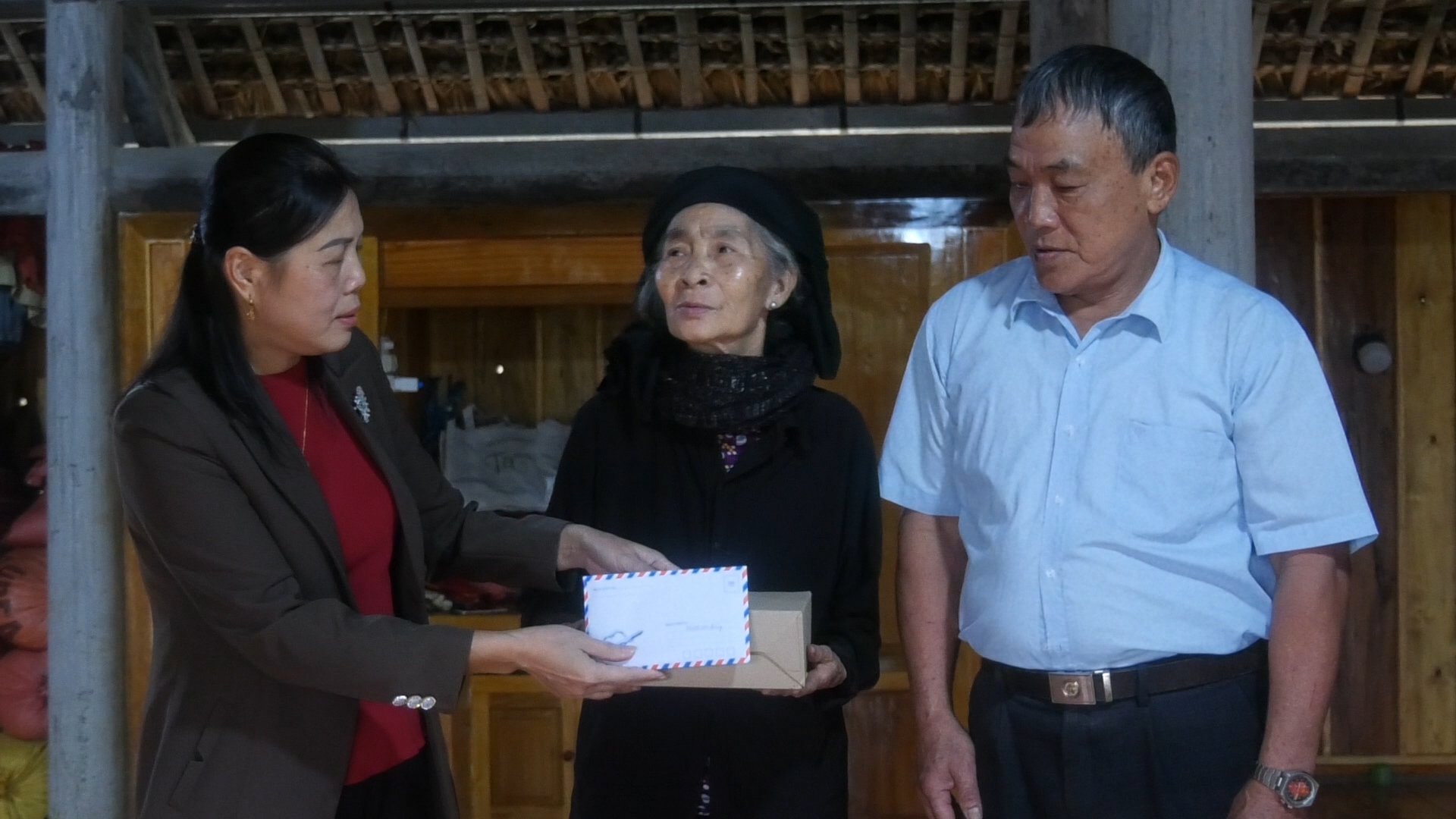 Lãnh đạo huyện Quang Bình trao kinh phí hỗ trợ làm Nhà tình thương