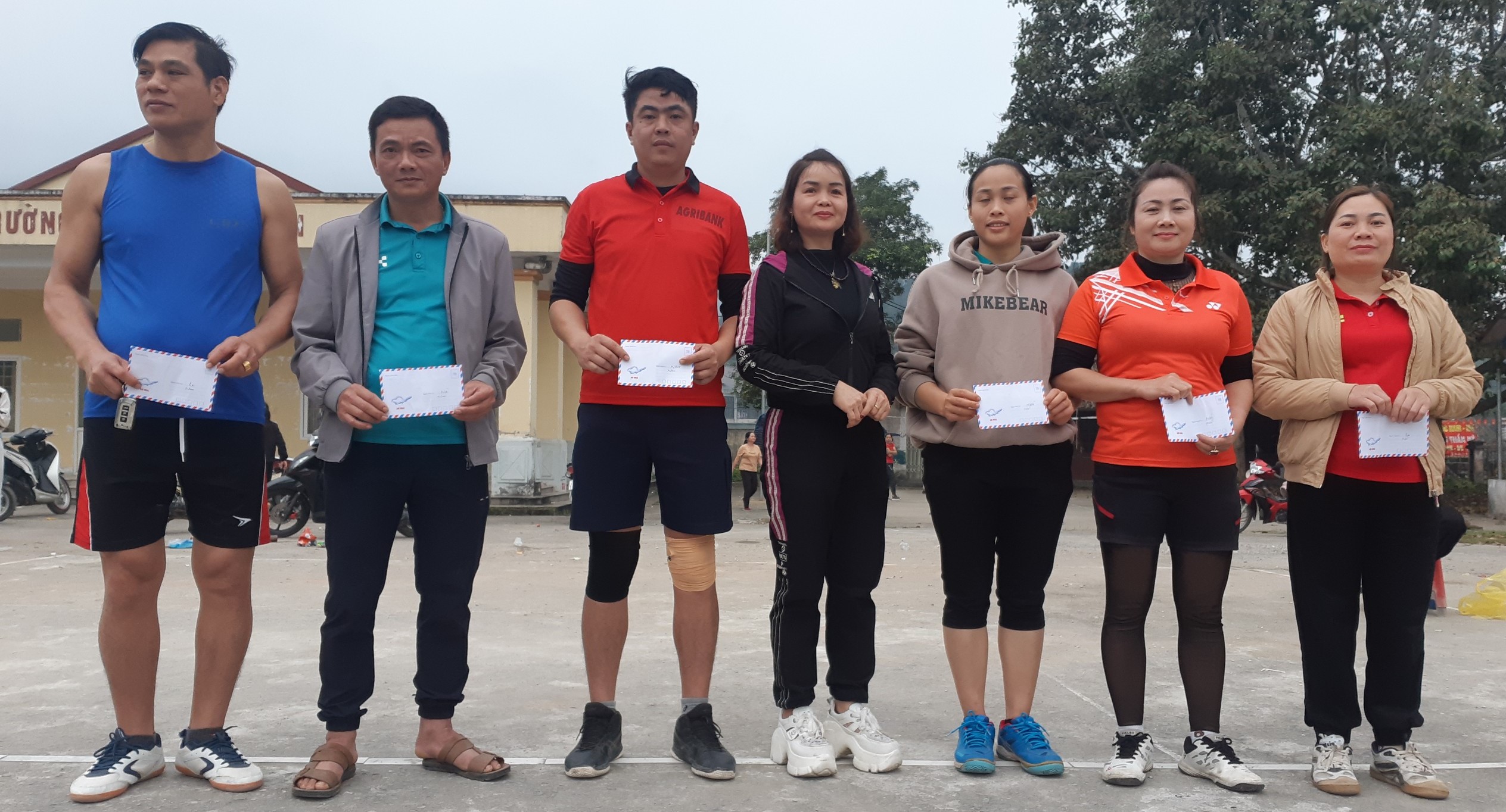 Thị trấn Yên Bình tổ chức giải bóng chuyền hơi nam, nữ mừng Đảng, mừng Xuâng Giáp Thìn
