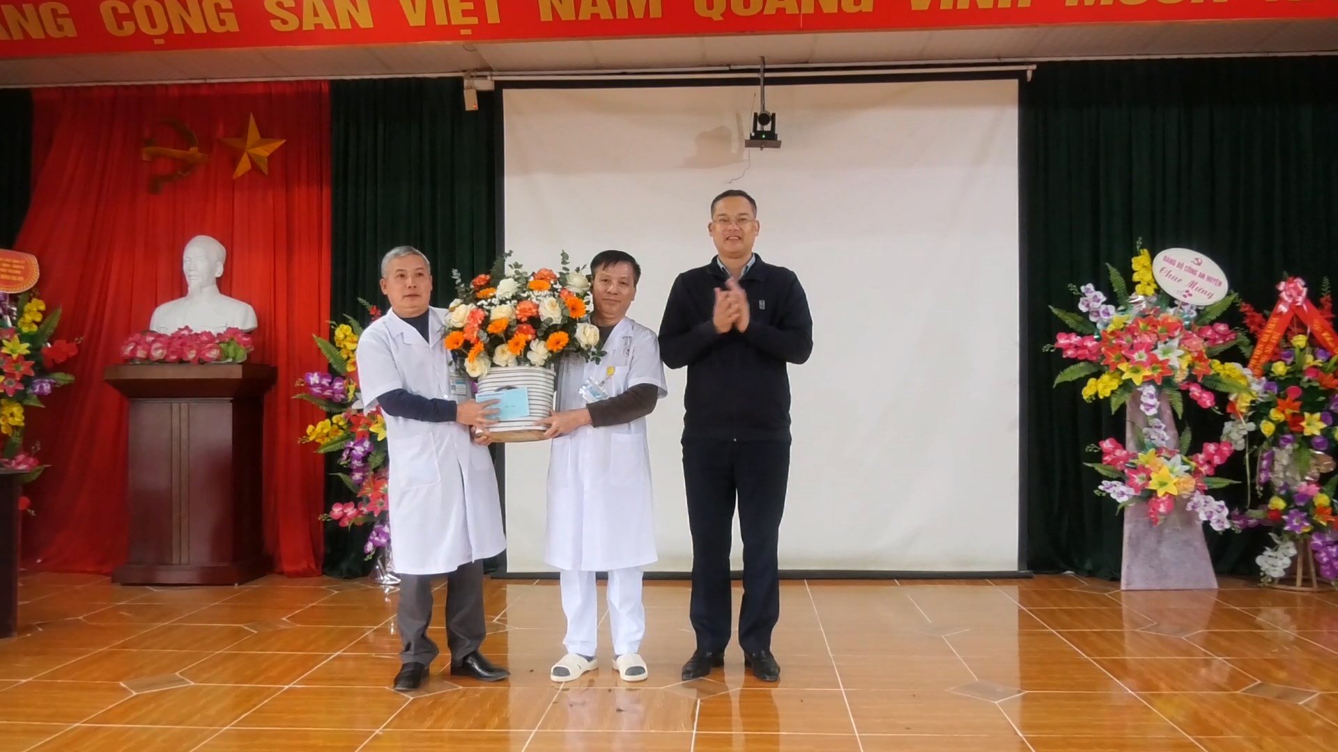 Chủ tịch UBND huyện thăm, tặng quà nhân Ngày Thầy thuốc Việt Nam