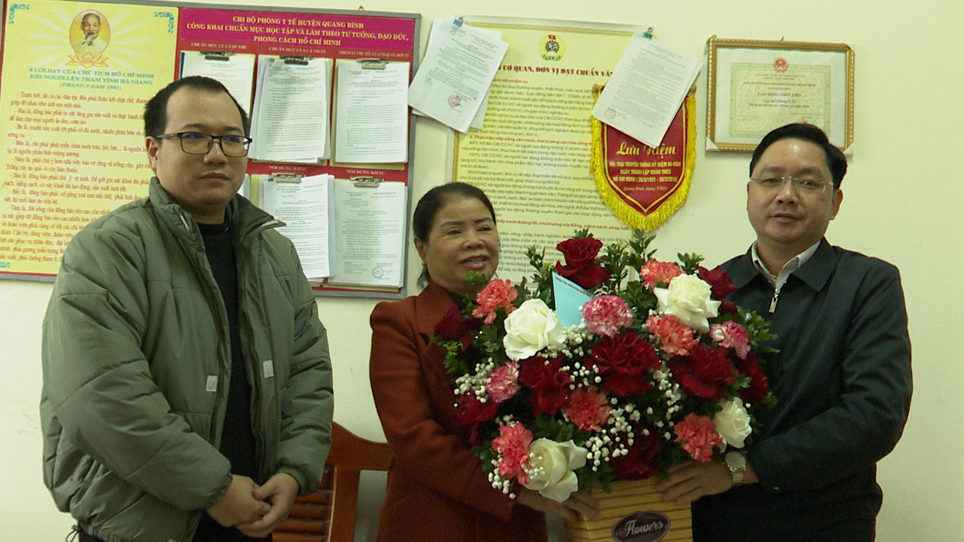Phó Chủ tịch UBND huyện thăm, tặng quà nhân Ngày Thầy thuốc Việt Nam
