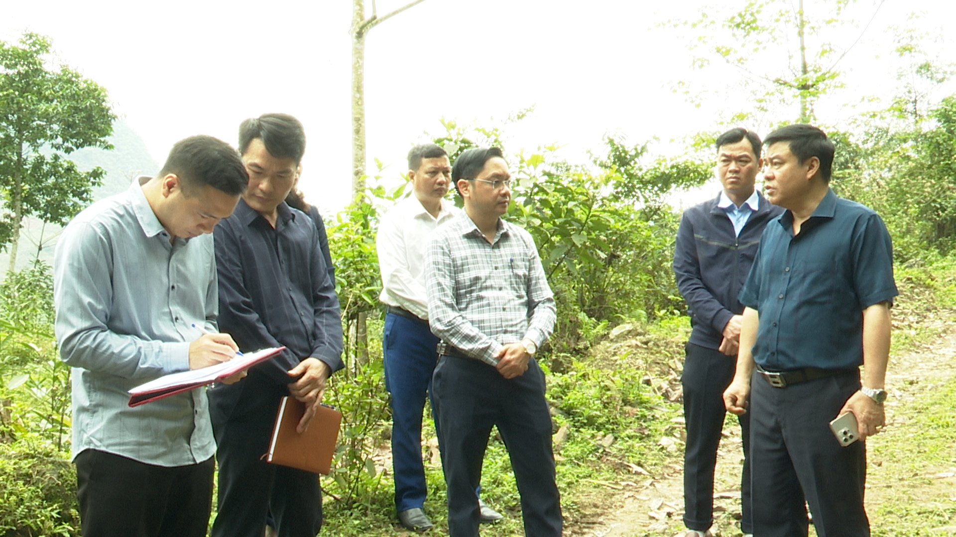 Phó Chủ tịch Thường trực UBND tỉnh Hoàng Gia Long kiểm tra một số công trình cấp nước sinh hoạt trên địa bàn huyện Quang Bình