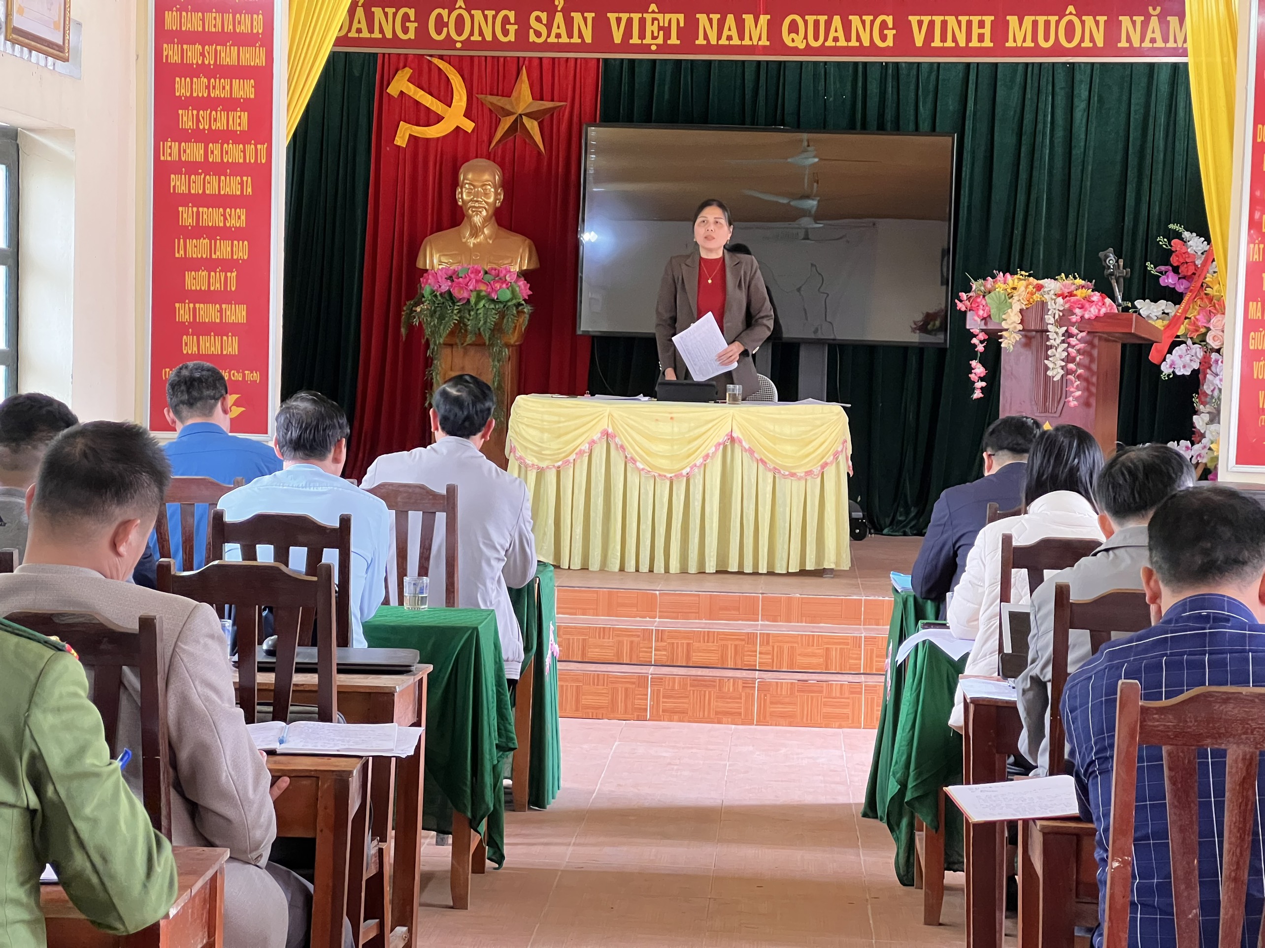 Đoàn công tác số 2 của UBND huyện làm việc tại xã Tân Trịnh