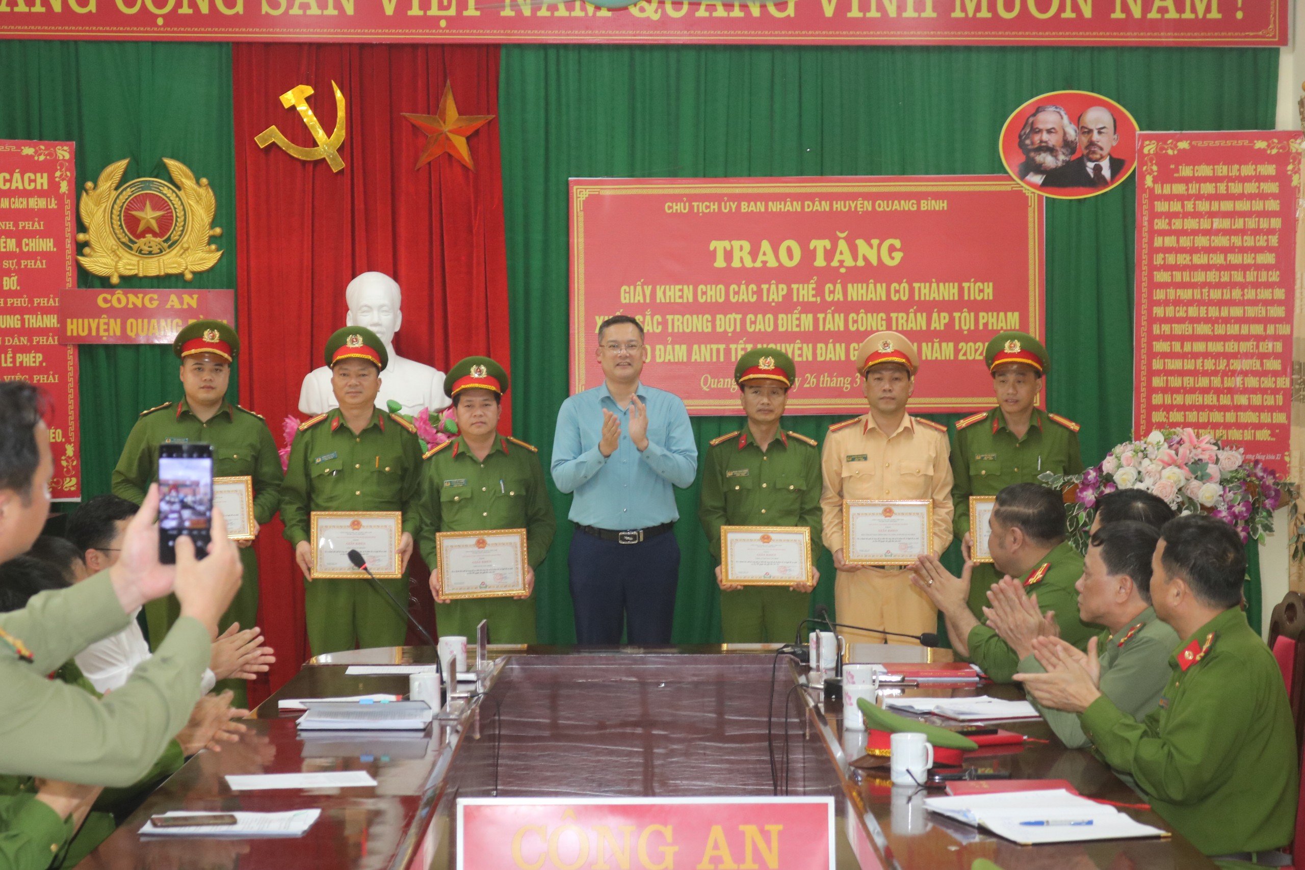 Chủ tịch UBND huyện Quang Bình – Đào Quang Diệu tặng Giấy khen cho các tập thể, cá nhân có thành tích xuất sắc trong đợt cao điểm tấn công trấn áp tội phạm, bảo đảm ANTT Tết Nguyên đán Giáp Thìn năm 2024