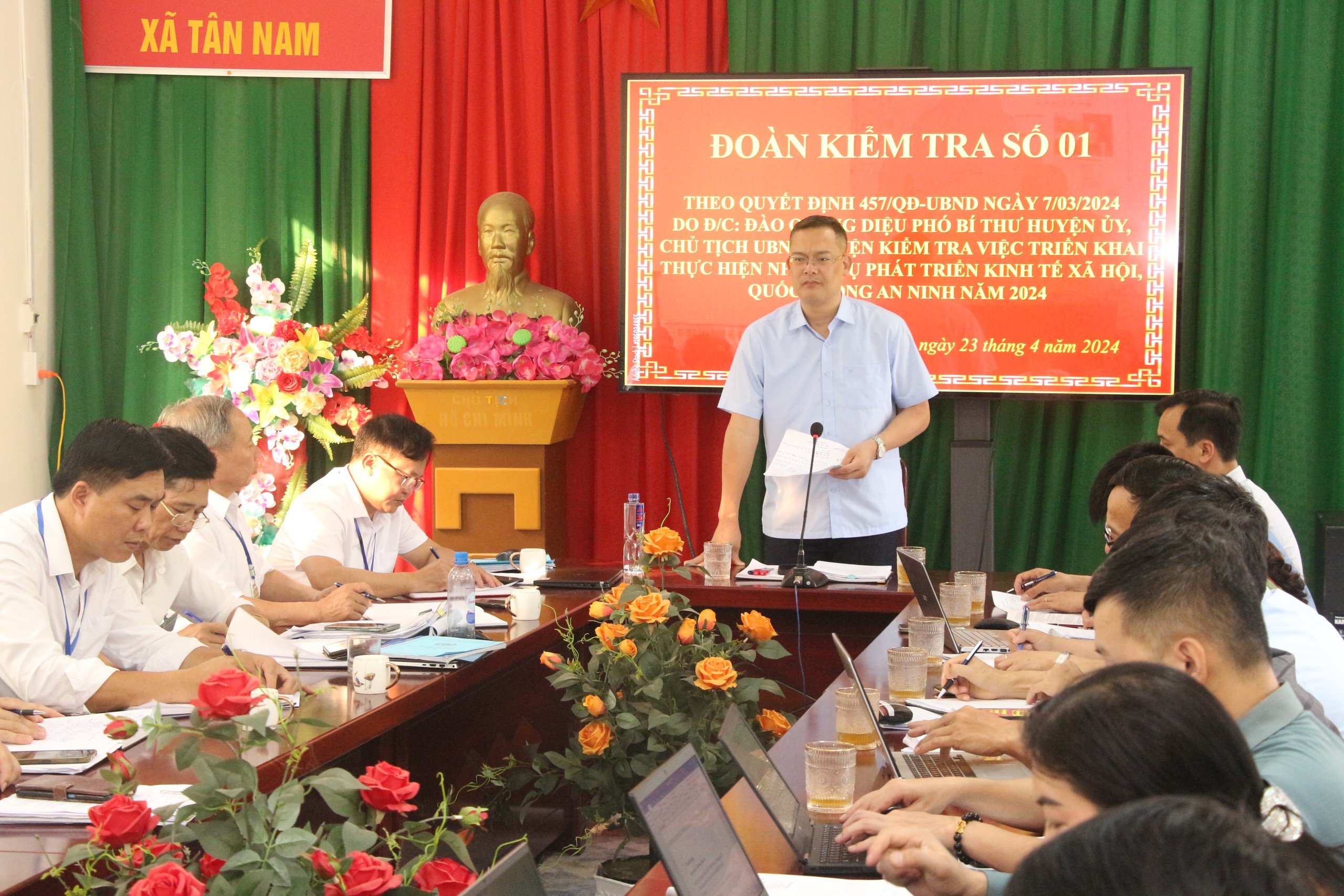 Đồng chí Đào Quang Diệu, Chủ tịch UBND huyện làm việc tại xã Tân Nam