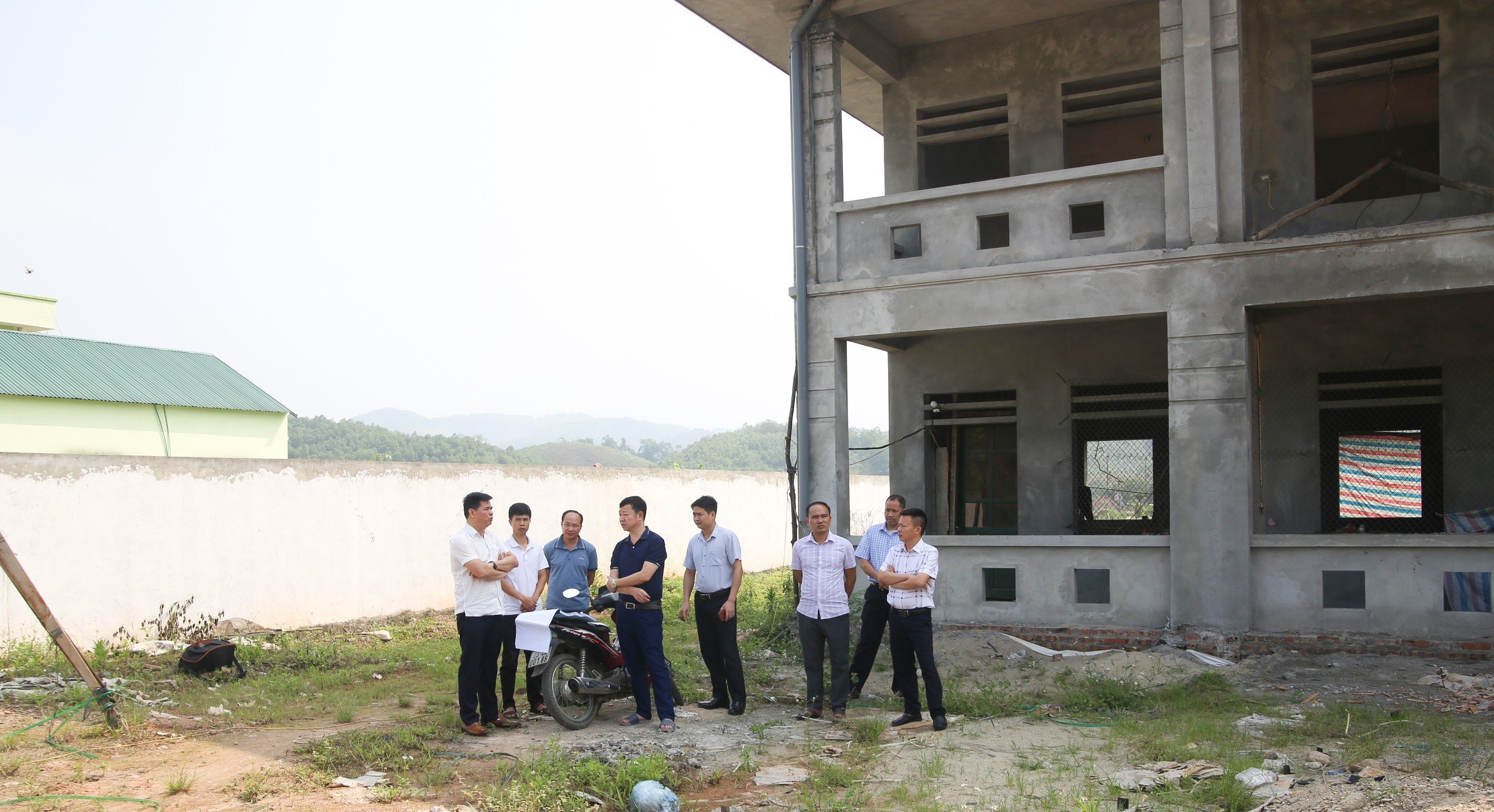 Bí thư Huyện ủy Quang Bình kiểm tra tiến độ xây dựng Trường Tiểu học Kim Đồng