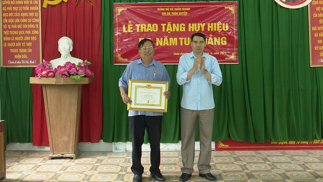 Lễ trao tặng Huy hiệu 55 năm tuổi Đảng tại xã Xuân Giang