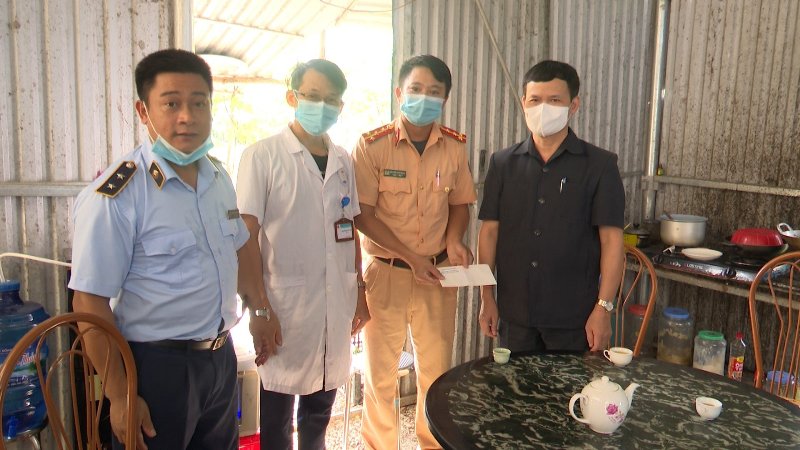 Lãnh đạo huyện tặng quà chốt kiểm dịch Covid - 19 tại xã Yên Thành và xã Vĩ Thượng