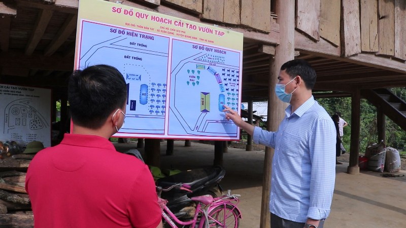 Phó Bí thư Thường trực Huyện ủy kiểm tra tiến độ cải tạo vườn tạp tại xã Xuân Giang