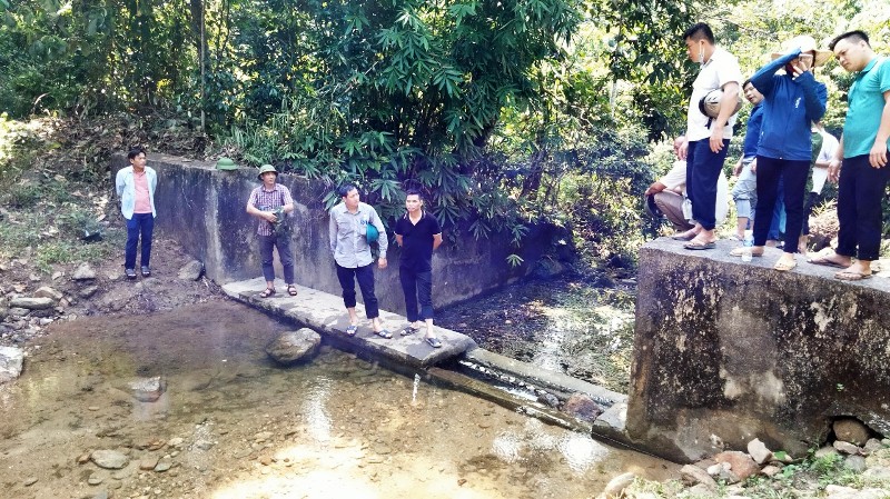 Khảo sát đưa nguồn nước sạch về sinh hoạt tại Trung tâm huyện