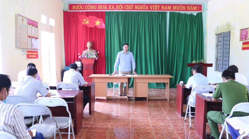 Phó Bí thư Huyện ủy Nguyễn Công Sự làm việc tại thôn Bản Măng và Bản Thín