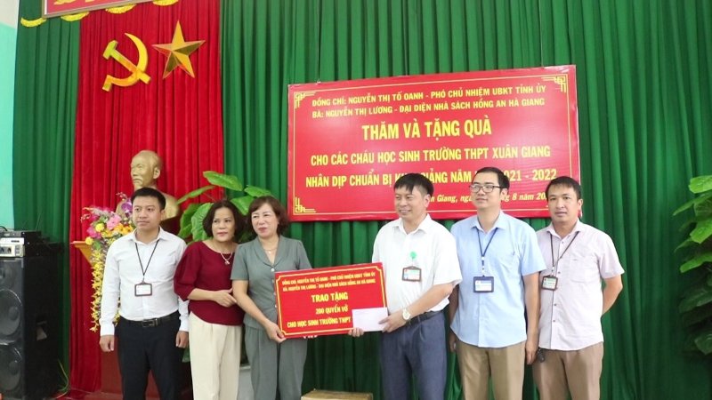 Lãnh đạo UBKT Tỉnh ủy, UBND huyện tặng quà cho các trường học trên địa bàn xã Xuân Giang nhân dịp chuẩn bị bước vào năm học mới
