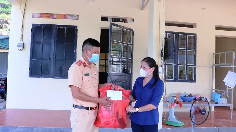 Lãnh đạo UBND huyện thăm và tặng quà chốt kiểm dịch Covid - 19 tại xã Yên Thành