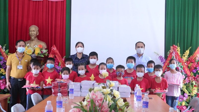 Phó Chủ tịch T.Tr UBND huyện Chẳng Thị Liên tặng quà trường Tiểu học Yên Hà