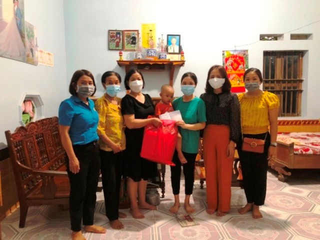 Liên đoàn Lao động huyện Quang Bình tổ chức thăm, tặng quà động viên gia đình của 7 cán bộ y tế tham gia hỗ trợ chống dịch COVID-19 tại các tỉnh phía Nam