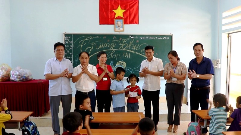 Lãnh đạo huyện tặng quà Tết Trung thu tại các trường xã Vĩ Thượng