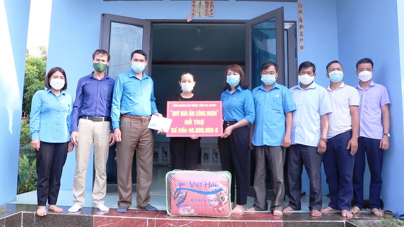 Liên đoàn Lao động huyện Quang Bình trao nhà “Mái ấm công đoàn”