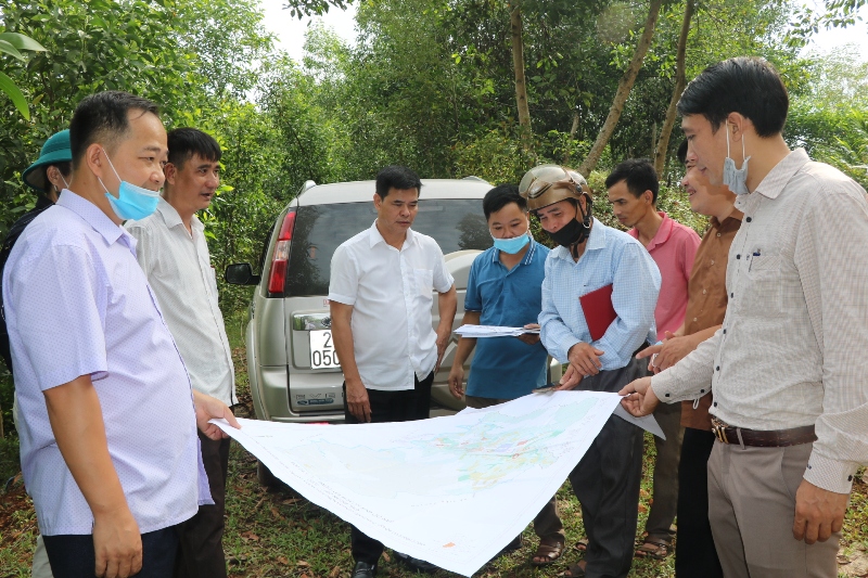 Chủ tịch UBND huyện đi kiểm tra các công trình dự kiến xây dựng trên địa bàn xã Tân Bắc