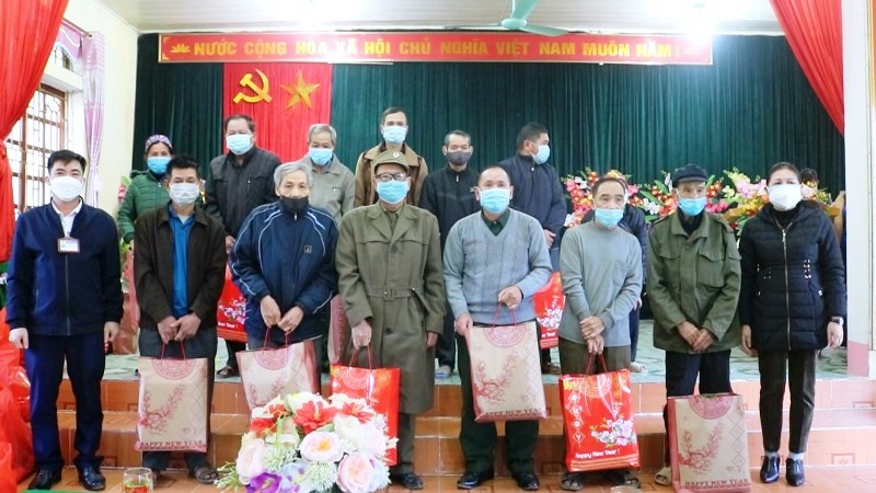 Lãnh đạo UBND huyện tặng quà nhân dịp Tết Nguyên đán Nhâm Dần 2022 tại xã Xuân Giang, xã Yên Hà