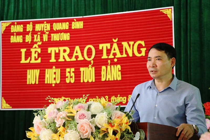 Lễ trao tặng Huy hiệu 55 tuổi Đảng tại xã Vĩ Thượng