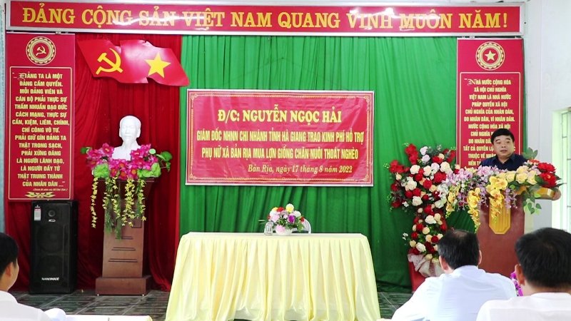 Giám đốc Ngân hàng Nhà nước tỉnh Hà Giang trao kinh phí hỗ trợ giảm nghèo tại xã Bản Rịa