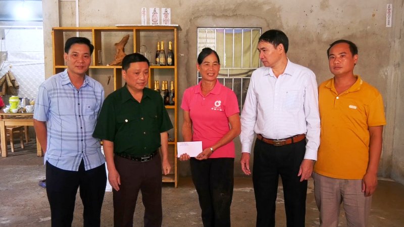 Trưởng Ban Tổ chức Tỉnh uỷ thăm hỏi động viên các gia đình thiệt hại do mưa lũ tại Quang Bình
