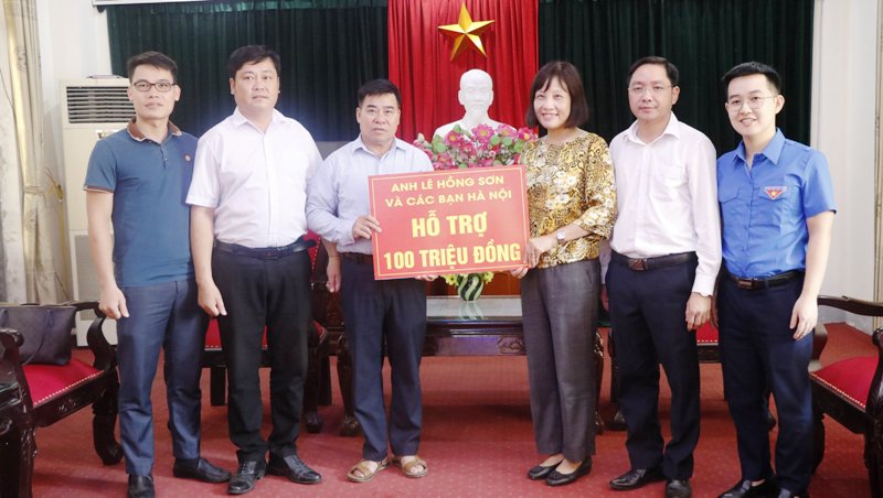 Văn phòng UBND tỉnh trao hỗ trợ khắc phục hậu quả thiên tai tại Quang Bình