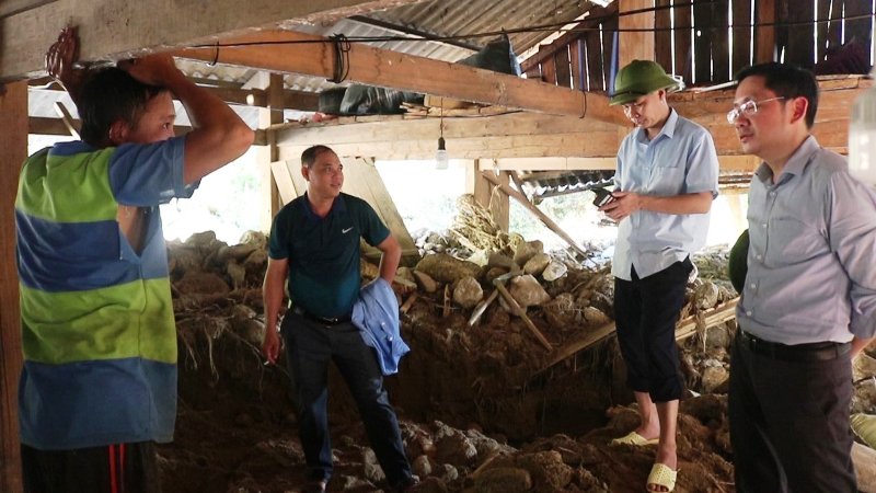 Lãnh đạo UBND huyện chỉ đạo khắc phục hậu quả và động viên nhân dân sau mưa lũ tại xã Xuân Minh