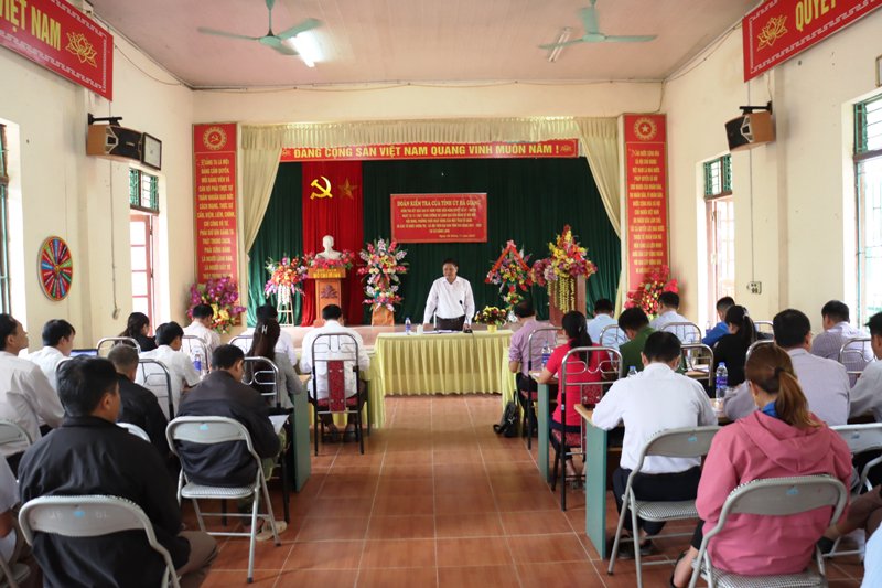 Đoàn công tác của BTV Tỉnh ủy làm việc tại xã Bằng Lang, Quang Bình