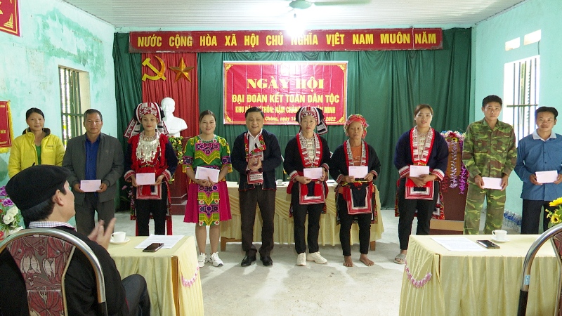 Trưởng Ban tổ chức Tỉnh uỷ dự Ngày hội Đại đoàn kết thôn Nậm Chàng, xã xuân Minh