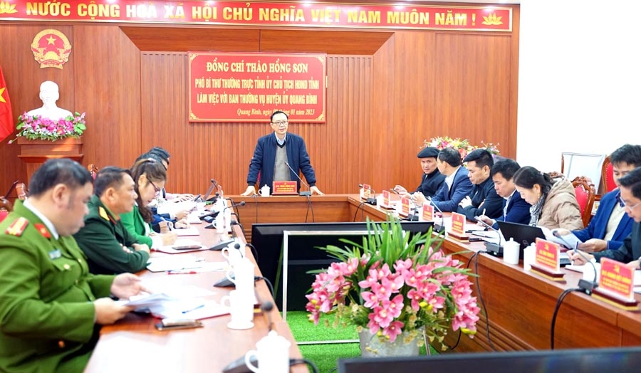 Phó Bí thư Thường trực Tỉnh ủy, Chủ tịch HĐND tỉnh Thào Hồng Sơn tặng quà Tết và làm việc tại huyện Quang Bình