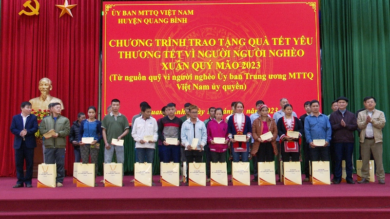Chương trình trao tặng quà “Tết yêu thương vì người nghèo”của MTTQ Việt Nam năm 2023