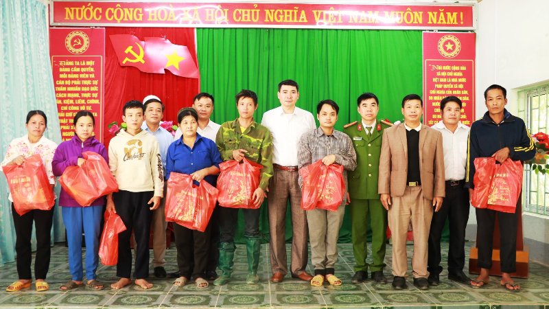 Lãnh đạo huyện Quang Bình tặng quà Tết Nguyên đán Quý Mão 2023